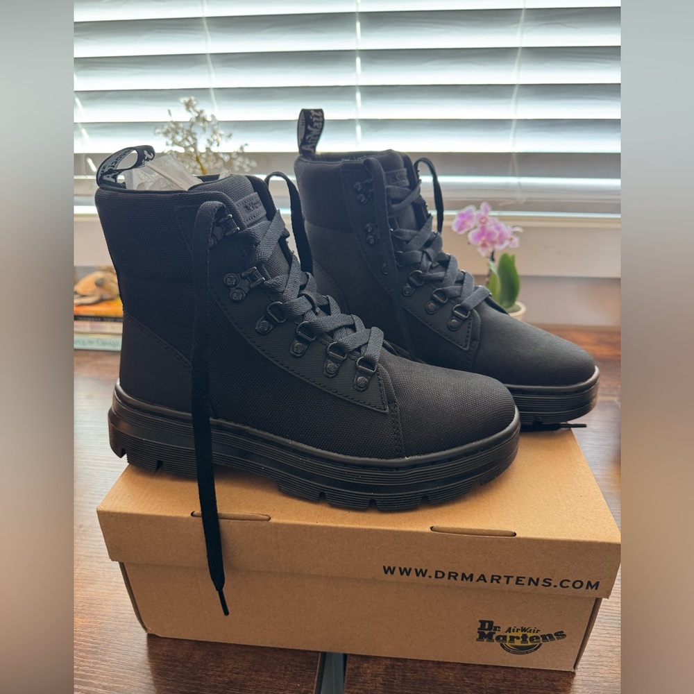 Dr. Martens Women's Combs W 6 Tie Boot
